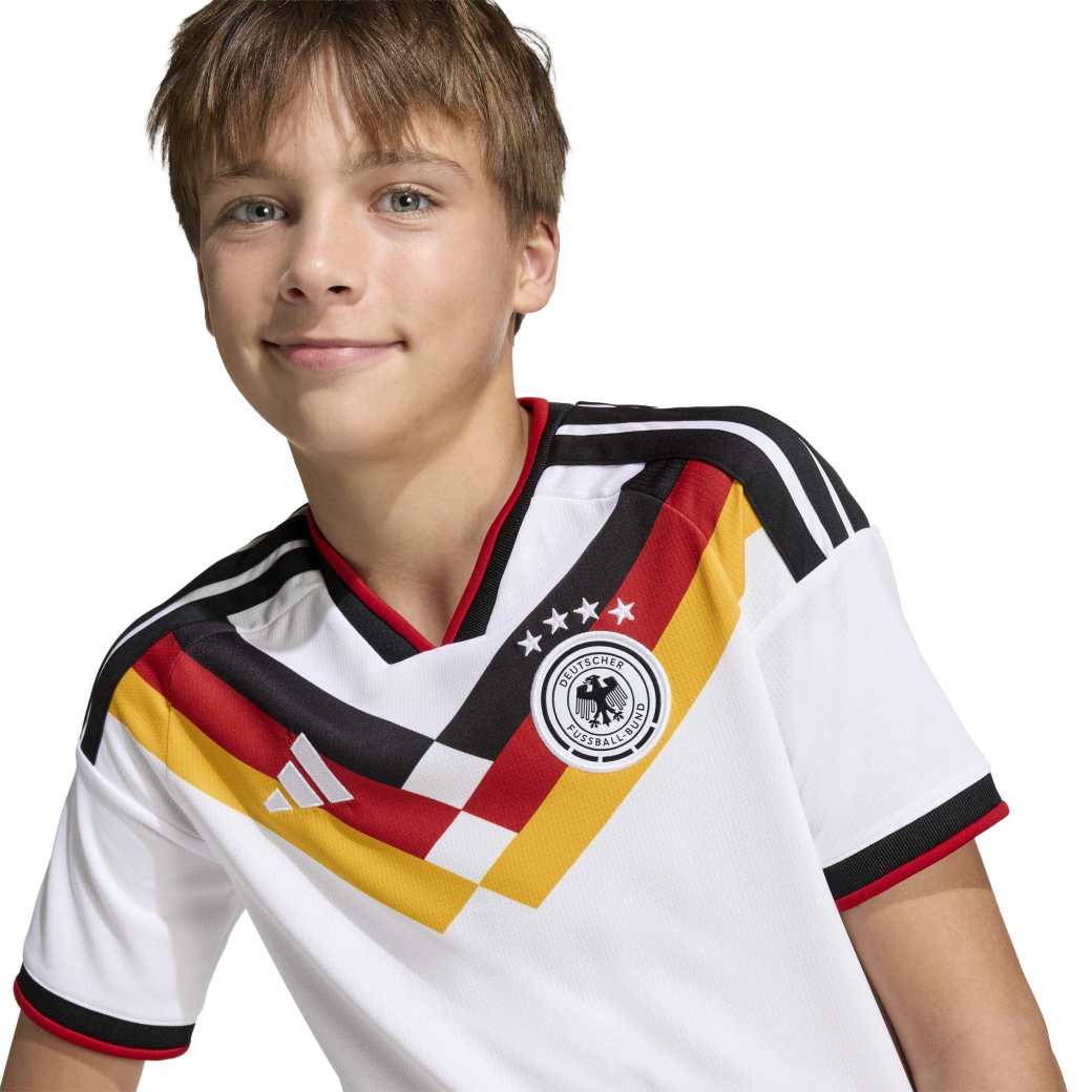 Camisa infantil Adidas da seleção alemã vista frontal com detalhes tricolores e escudo bordado